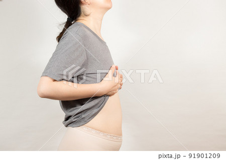 お腹の脂肪に気になるダイエットする女性の姿 91901209