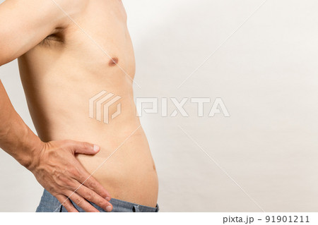 お腹の脂肪に気になるダイエットする男性の姿 91901211