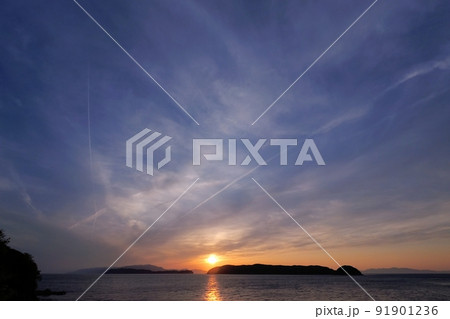 飛行機雲が現れた初夏の夕景・超広角・空主体・220504pm 91901236