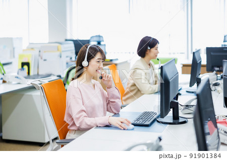 コールセンターで働く若い女性 91901384