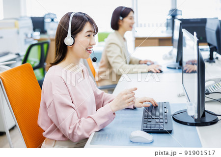 コールセンターで働く若い女性 コールセンターで働く若い女性 91901517