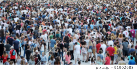 Blurred crowd of people partying 91902688