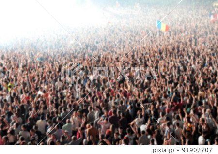 Blurred crowd of people partying 91902707