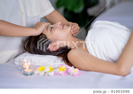 Side view of beaudiful Asian woman lie on bed for massage and spa process with massesuse Side view of beaudiful Asian woman lie on bed for massage and spa process with massesuse 91903096