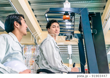 フォークリフトで作業をする男性　物流センター 91903447