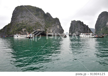 Ships sailing in Halong Bay, Vietnam Ships sailing in Halong Bay, Vietnam 91904125