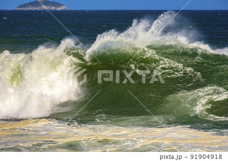 Big wave breaking at Ipanema beach in Rio de Janeiro Big wave breaking at Ipanema beach in Rio de Janeiro 91904918