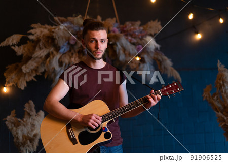 man with guitar 91906525