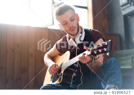 man with guitar 91906527