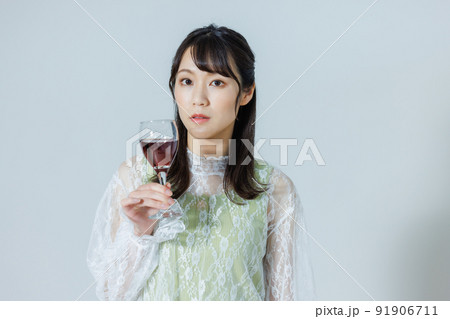 ワインを飲む若い女性 91906711