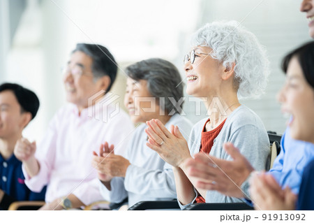 出し物を鑑賞する老人ホーム利用者 シニアイメージ 介護士 出し物を鑑賞する老人ホーム利用者 シニアイメージ 介護士 91913092