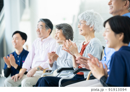 出し物を鑑賞する老人ホーム利用者 シニアイメージ 介護士 出し物を鑑賞する老人ホーム利用者 シニアイメージ 介護士 91913094