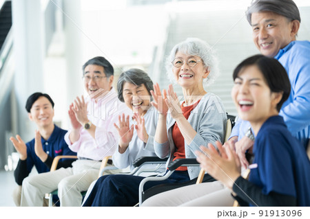 出し物を鑑賞する老人ホーム利用者 シニアイメージ 介護士 出し物を鑑賞する老人ホーム利用者 シニアイメージ 介護士 91913096