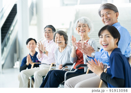 出し物を鑑賞する老人ホーム利用者 シニアイメージ 介護士 出し物を鑑賞する老人ホーム利用者 シニアイメージ 介護士 91913098