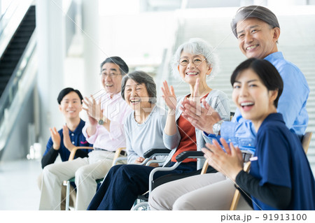 出し物を鑑賞する老人ホーム利用者 シニアイメージ 介護士 出し物を鑑賞する老人ホーム利用者 シニアイメージ 介護士 91913100