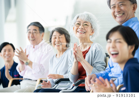 出し物を鑑賞する老人ホーム利用者　シニアイメージ　介護士 91913101