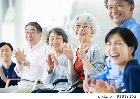 出し物を鑑賞する老人ホーム利用者 シニアイメージ 介護士 出し物を鑑賞する老人ホーム利用者 シニアイメージ 介護士 91913102