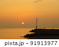 島原市からの有明海の日の出の光景 91913977