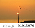 島原市からの有明海の日の出の光景 91913979