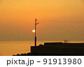 島原市からの有明海の日の出の光景 91913980