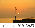 島原市からの有明海の日の出の光景 91913983