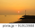 島原市からの有明海の日の出の光景 91913988