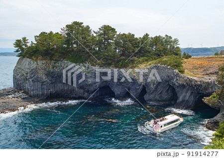 佐賀県/ 「七ツ釜(屋形石の七ツ釜)」と観光船 玄海国定公園 佐賀県/ 「七ツ釜(屋形石の七ツ釜)」と観光船 玄海国定公園 91914277