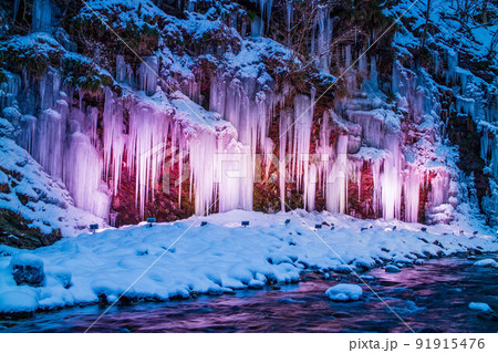 埼玉奥秩父の冬　自然の芸術　三十槌の氷柱ライトアップ 91915476