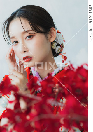 赤い振袖の女性 91915887