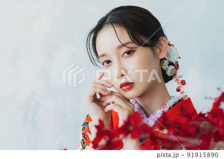 赤い振袖の女性 91915890