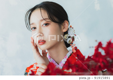 赤い振袖の女性 91915891