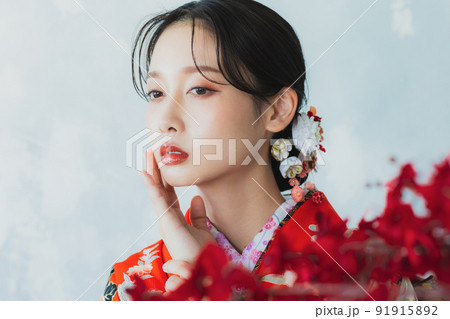 赤い振袖の女性 91915892