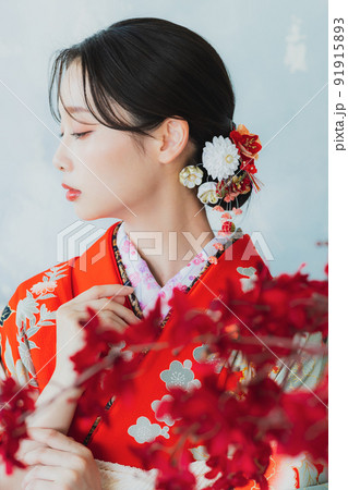 赤い振袖の女性 91915893