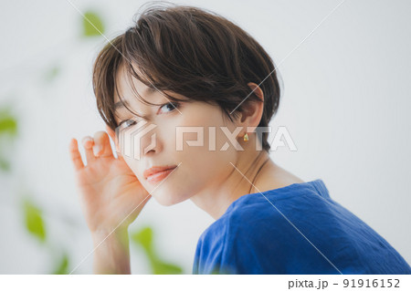 青いワンピースの女性 青いワンピースの女性 91916152