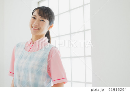 エプロンの女性 エプロンの女性 91916294