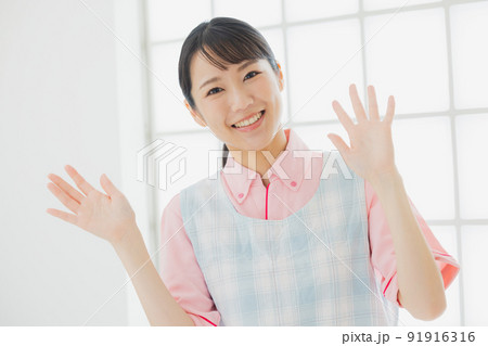 エプロンの女性 91916316
