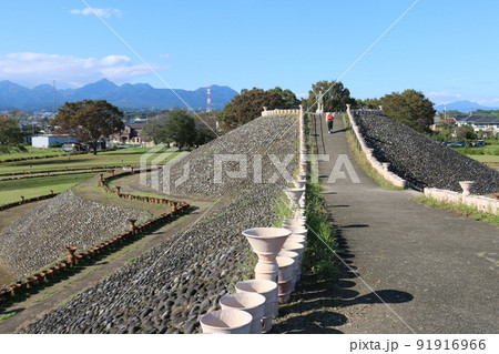 1500年前の姿に復元された八幡塚古墳 91916966