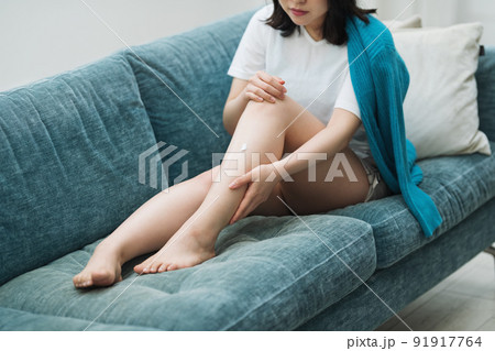 足にフットクリームを塗る女性 足にフットクリームを塗る女性 91917764