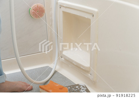 【浴室の排水口を掃除をするミドル主婦】 【浴室の排水口を掃除をするミドル主婦】 91918225