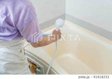 【風呂掃除をするミドル主婦　シャワーで流す】 91918233