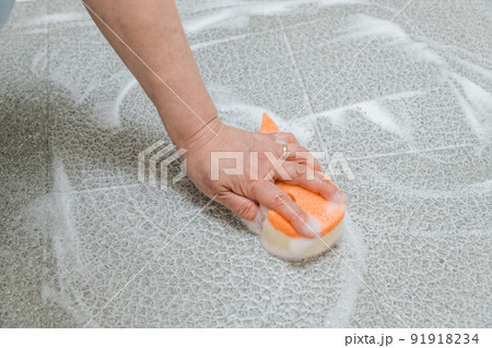 【浴室のカラリ床掃除をするミドル主婦　泡有り】 91918234