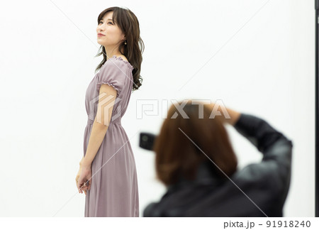 スタジオで撮影するモデルさんとカメラマン 91918240