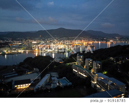 石岳展望公園の上空から佐世保港の夜景空撮 石岳展望公園の上空から佐世保港の夜景空撮 91918785