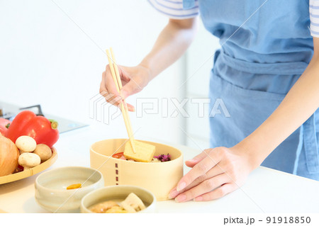 お弁当づくりをする女性 91918850