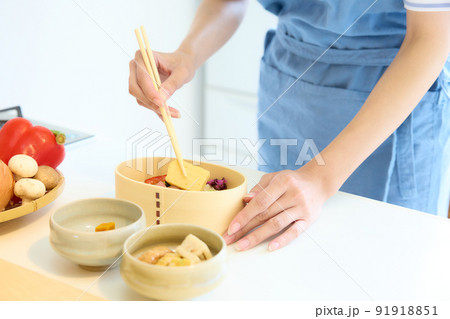 お弁当づくりをする女性 お弁当づくりをする女性 91918851