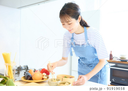 お弁当づくりをする女性 お弁当づくりをする女性 91919038