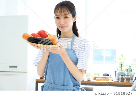 キッチンに立つ女性 91919927