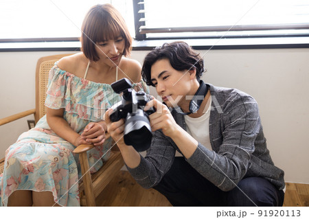 画像を見るカメラマンとモデルさん 画像を見るカメラマンとモデルさん 91920113
