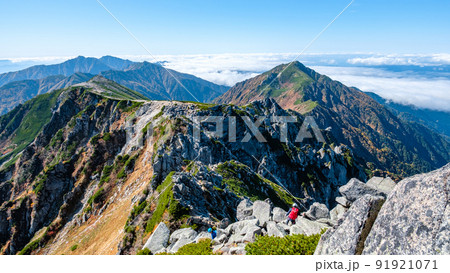 秋の木曽駒ヶ岳トレッキング（宝剣岳山頂から空木岳・三沢岳の眺め） 91921071