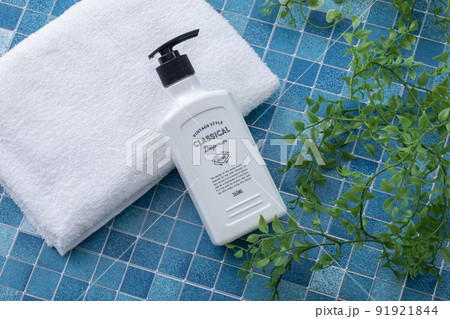 タオルとシャンプーボトル　Toiletries 91921844